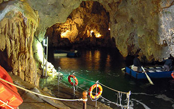 Изумрудная пещера в Конка-дей-Марини на Амальфитанском побережье, Италия