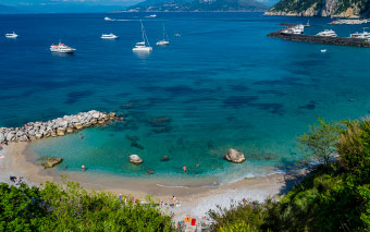 Пляж на острове Капри, Италия